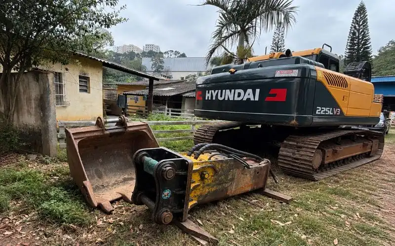 Escavadeira Hyundai conha e rompedor